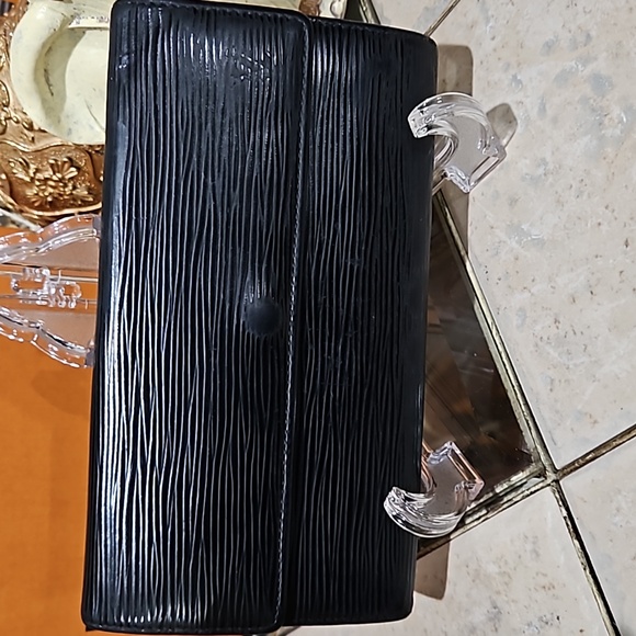Louis Vuitton Black Epi Leather Sarah Wallet CA4039 GUC - Picture 4 of 17